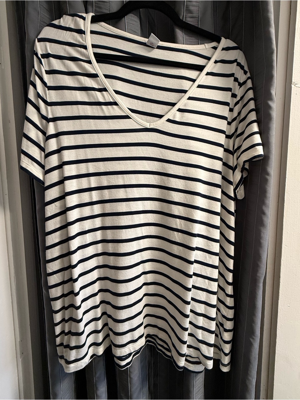 Old Navy Black & White Striped V-Neck Short Sleeve Tee
